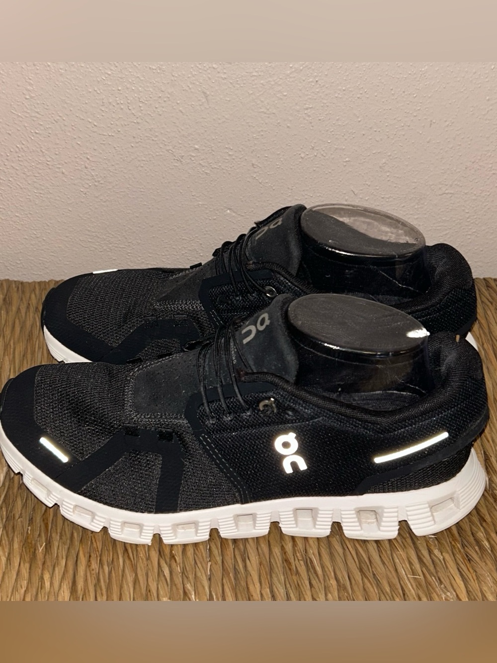 On Cloud 5 Women’s Black & white Athletic Running Shoes - Picture 3 of 8